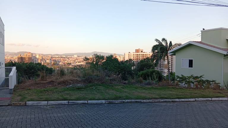 Terreno de 993 m² no Condomínio Bosque das Mansões